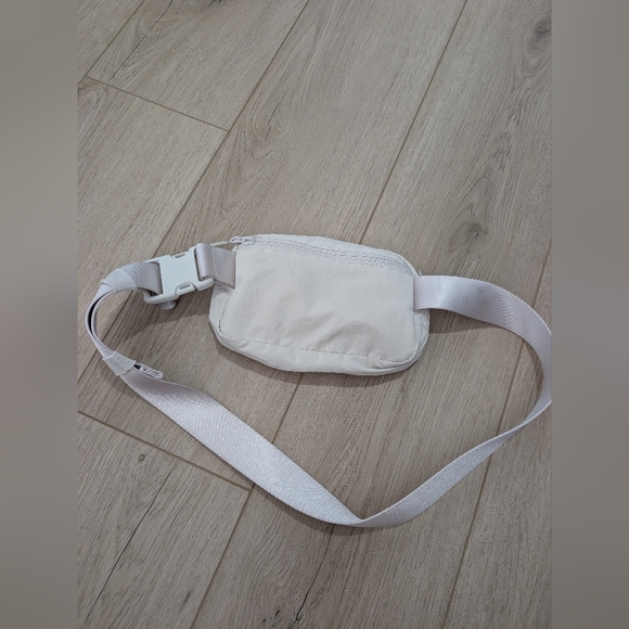Lululemon Everywhere Belt Bag White Opal - Picture 4 of 9